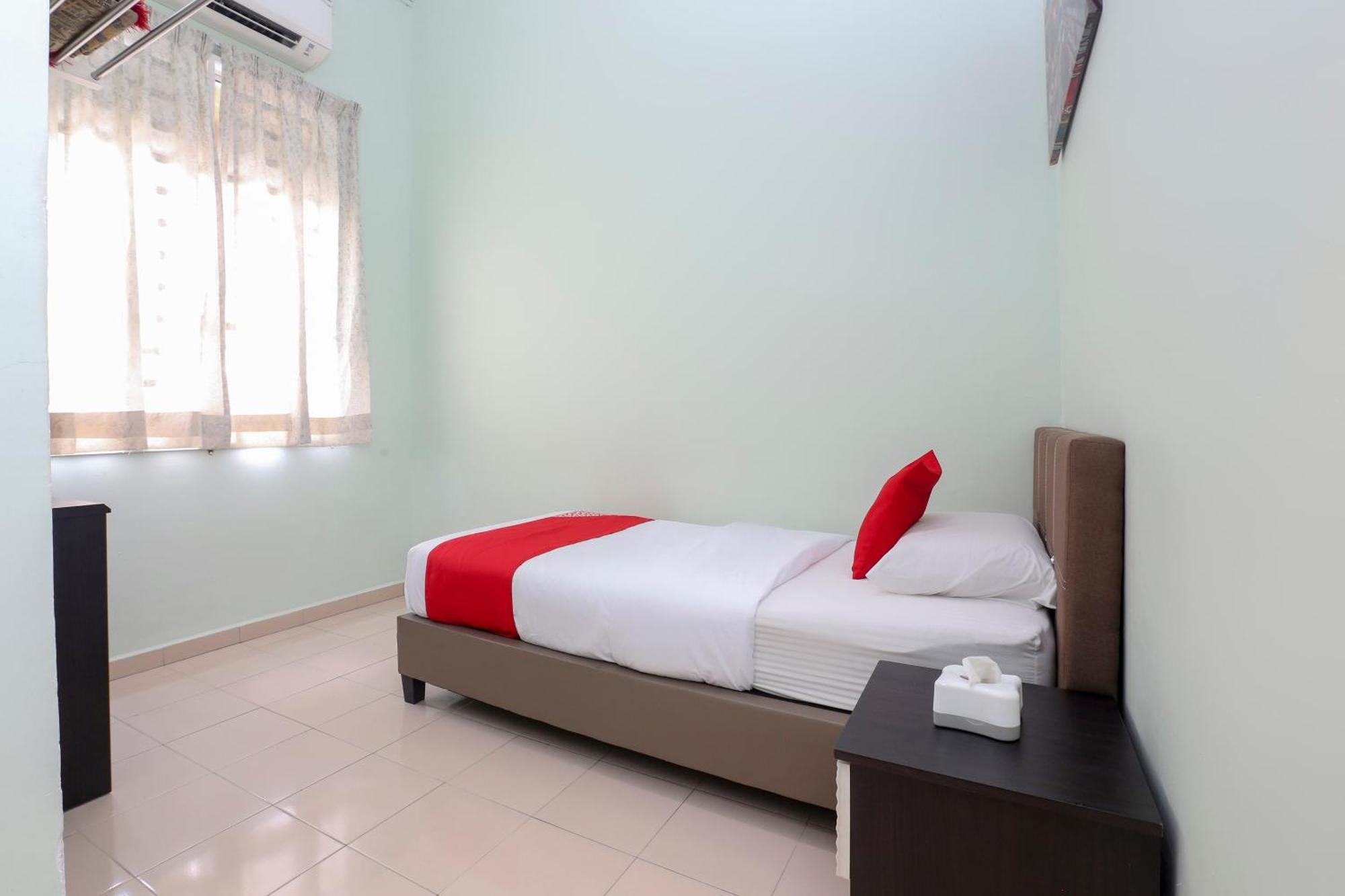 Oyo 90132 Premium Hotel 2*